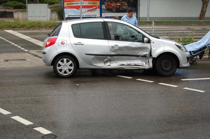 Der Renault Clio der Unfallverursacherin war nach der Kollision nicht mehr fahrbereit.